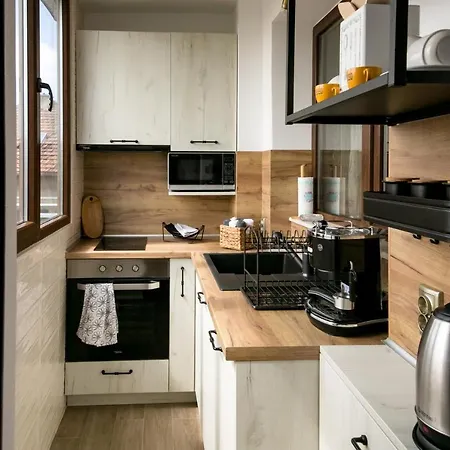 Cathedral Apartment *